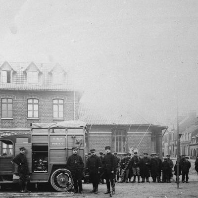 Mobile post with outdoor aerials, Calais 1916.