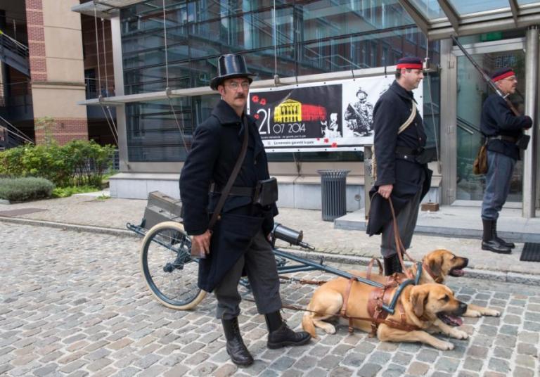 Twee militairen in oud legeruniform met hondenspan