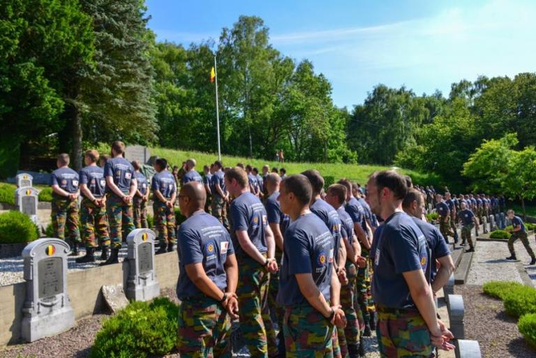 De militaire begraafplaats van Chaudfontaine is omsingeld door ongeveer tweehonderd lopers.